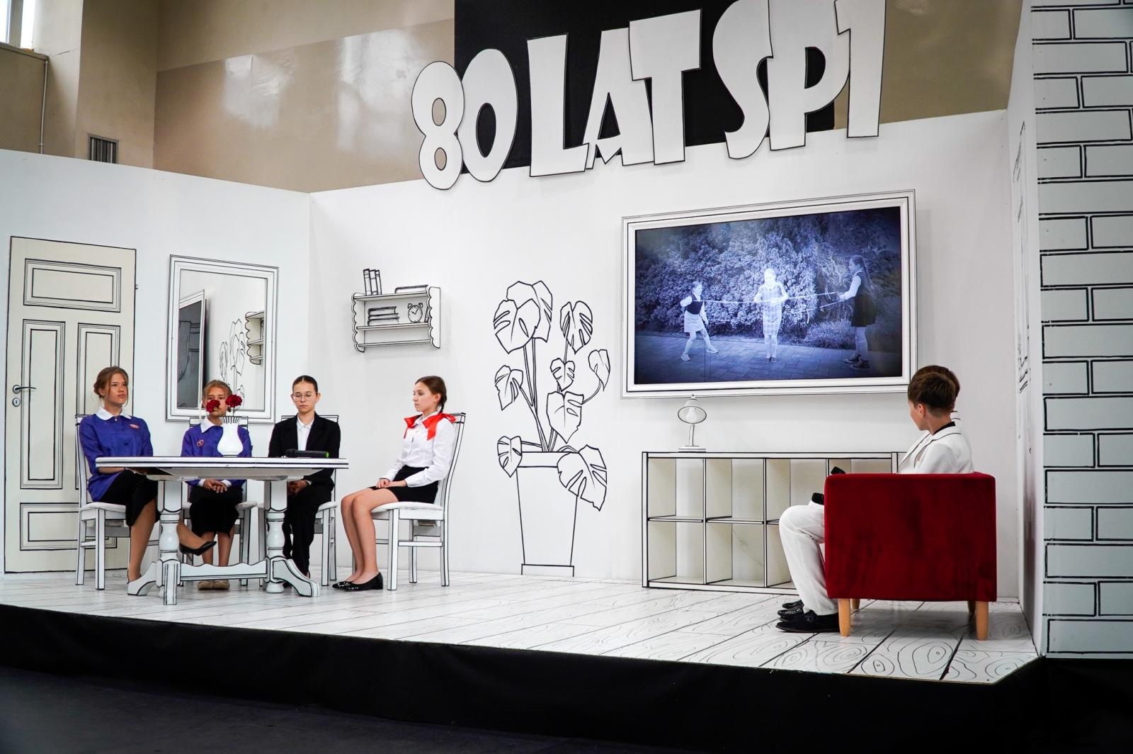 Zdjęcie w galerii na portalu naszraciborz.pl: Dobra szkoła się nie starzeje, tylko dojrzewa. 80-lecie SP 1 na Ostrogu i miejskie zakończenie roku szkolnego wiadomości z regionu