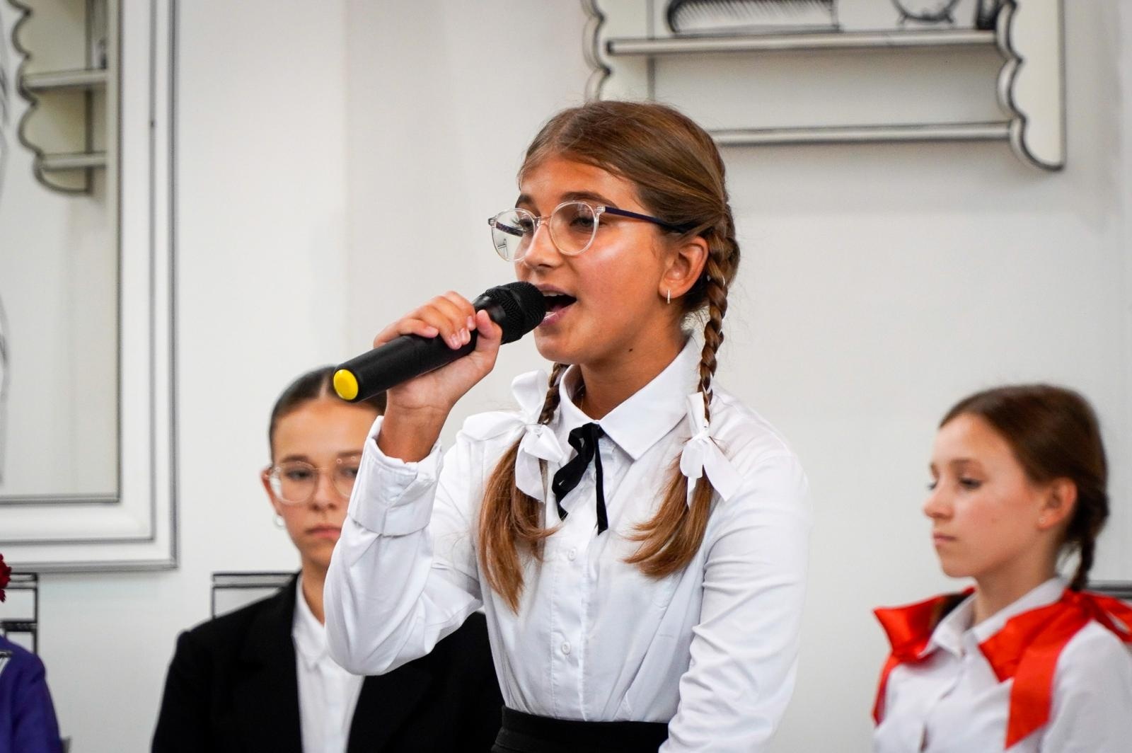 Zdjęcie w galerii na portalu naszraciborz.pl: Dobra szkoła się nie starzeje, tylko dojrzewa. 80-lecie SP 1 na Ostrogu i miejskie zakończenie roku szkolnego wiadomości z regionu