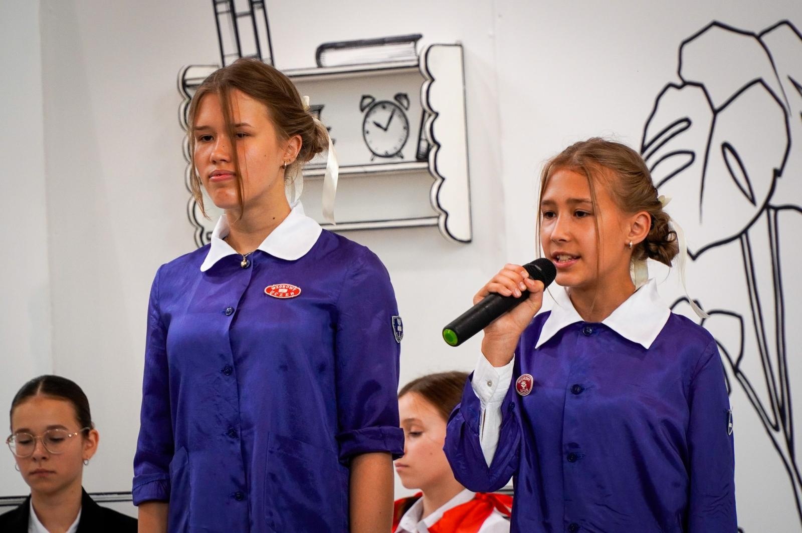 Zdjęcie w galerii na portalu naszraciborz.pl: Dobra szkoła się nie starzeje, tylko dojrzewa. 80-lecie SP 1 na Ostrogu i miejskie zakończenie roku szkolnego wiadomości z regionu