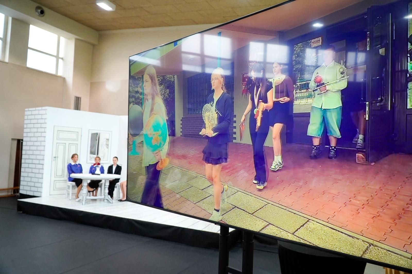 Zdjęcie w galerii na portalu naszraciborz.pl: Dobra szkoła się nie starzeje, tylko dojrzewa. 80-lecie SP 1 na Ostrogu i miejskie zakończenie roku szkolnego wiadomości z regionu