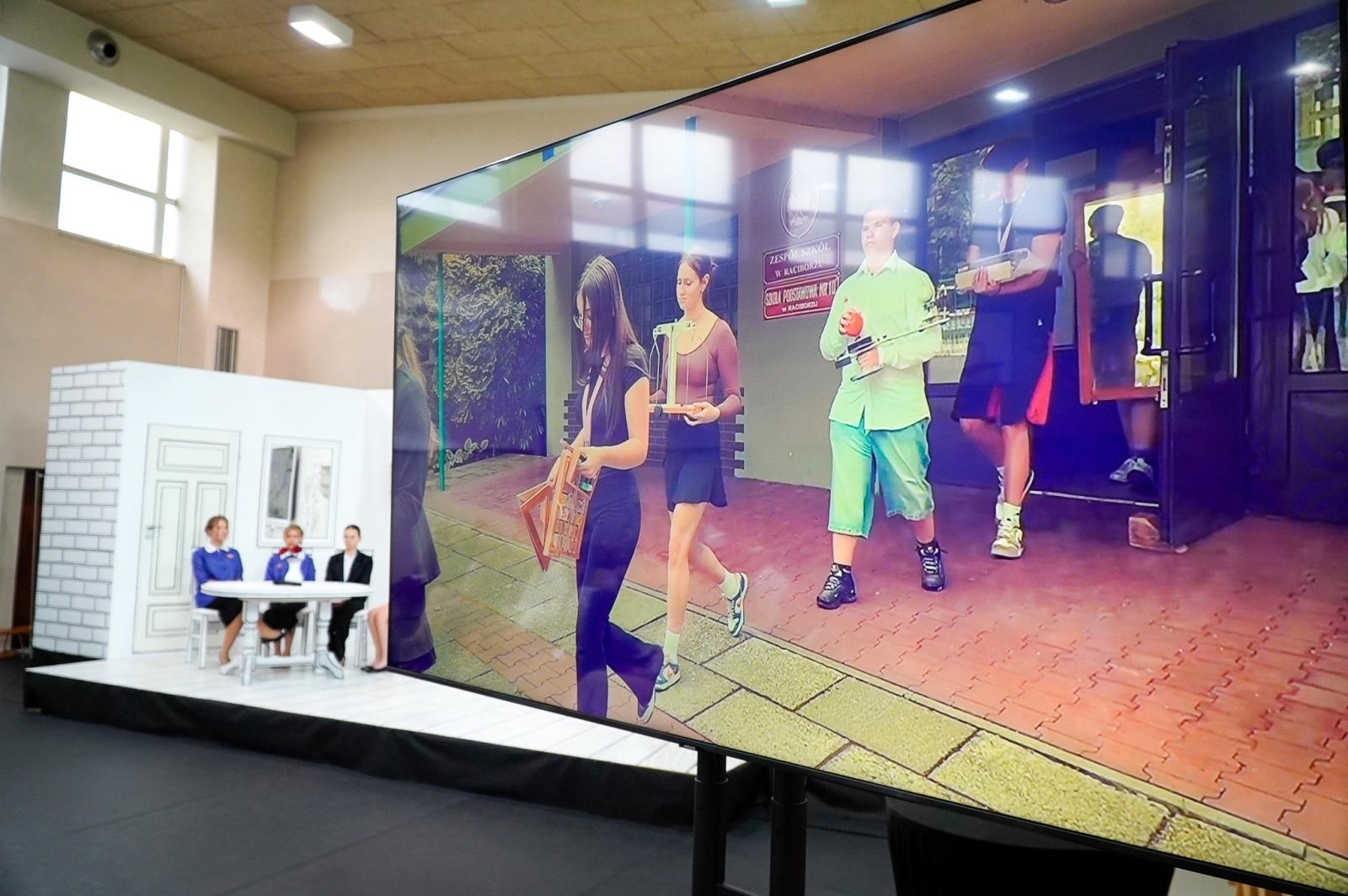 Zdjęcie w galerii na portalu naszraciborz.pl: Dobra szkoła się nie starzeje, tylko dojrzewa. 80-lecie SP 1 na Ostrogu i miejskie zakończenie roku szkolnego wiadomości z regionu