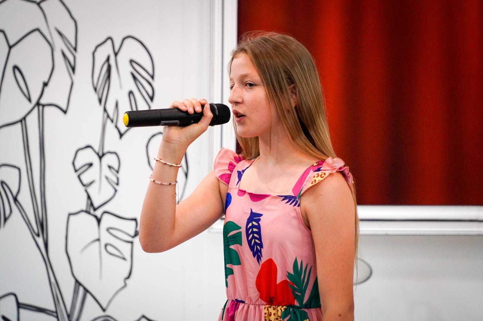 Zdjęcie w galerii na portalu naszraciborz.pl: Dobra szkoła się nie starzeje, tylko dojrzewa. 80-lecie SP 1 na Ostrogu i miejskie zakończenie roku szkolnego wiadomości z regionu