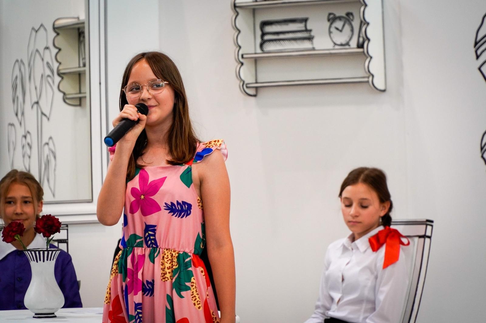 Zdjęcie w galerii na portalu naszraciborz.pl: Dobra szkoła się nie starzeje, tylko dojrzewa. 80-lecie SP 1 na Ostrogu i miejskie zakończenie roku szkolnego wiadomości z regionu