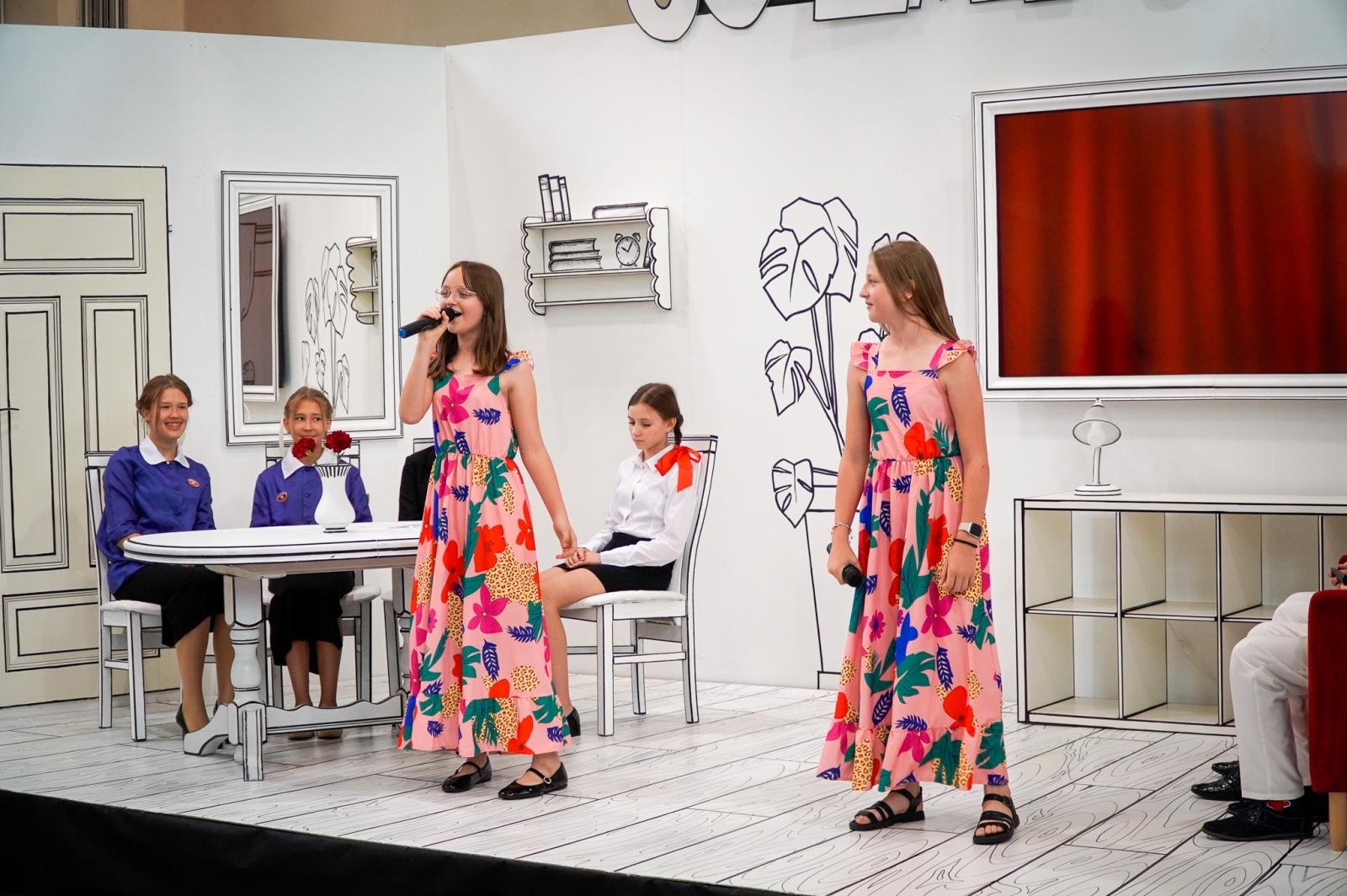 Zdjęcie w galerii na portalu naszraciborz.pl: Dobra szkoła się nie starzeje, tylko dojrzewa. 80-lecie SP 1 na Ostrogu i miejskie zakończenie roku szkolnego wiadomości z regionu