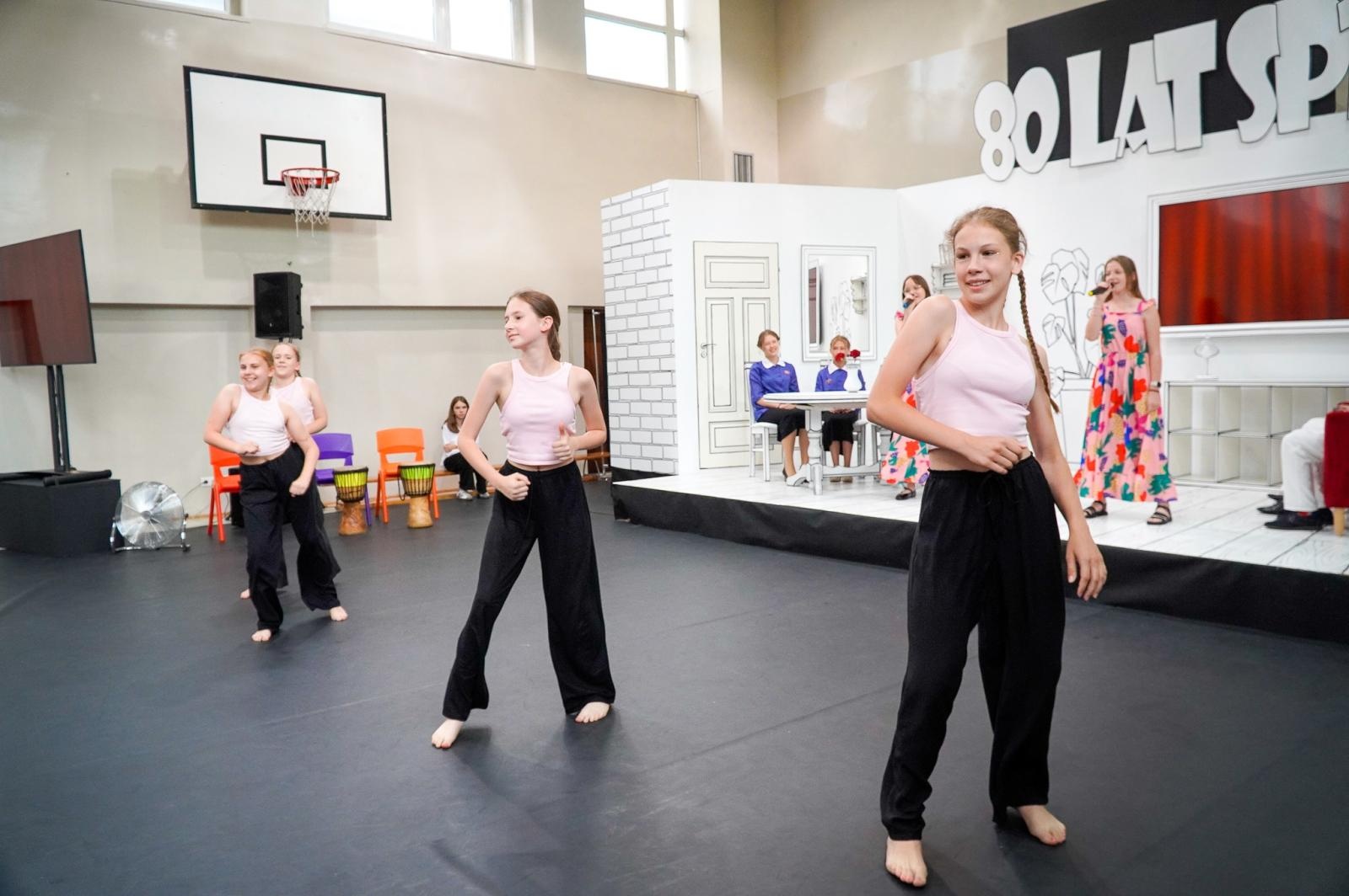 Zdjęcie w galerii na portalu naszraciborz.pl: Dobra szkoła się nie starzeje, tylko dojrzewa. 80-lecie SP 1 na Ostrogu i miejskie zakończenie roku szkolnego wiadomości z regionu