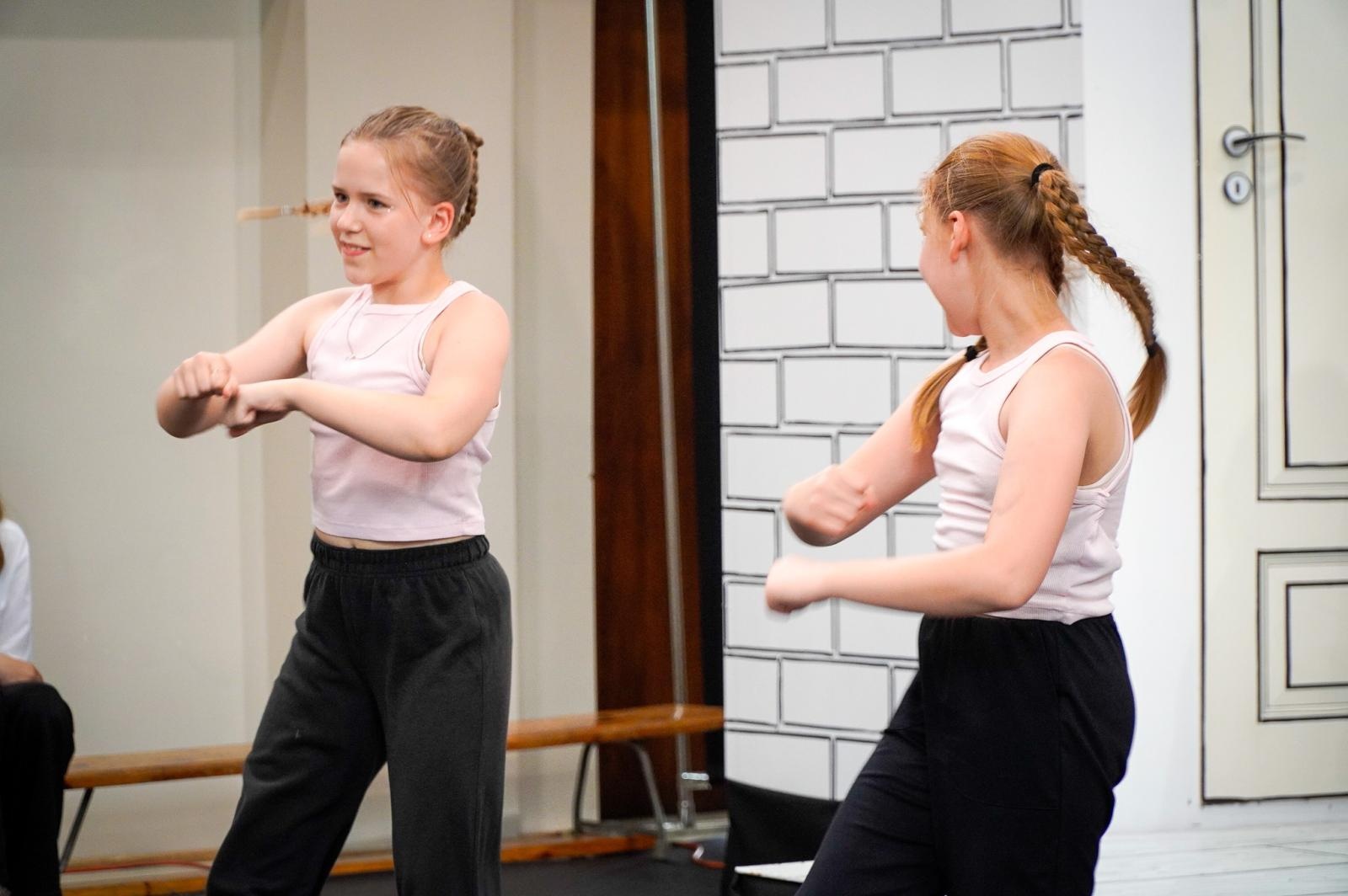 Zdjęcie w galerii na portalu naszraciborz.pl: Dobra szkoła się nie starzeje, tylko dojrzewa. 80-lecie SP 1 na Ostrogu i miejskie zakończenie roku szkolnego wiadomości z regionu