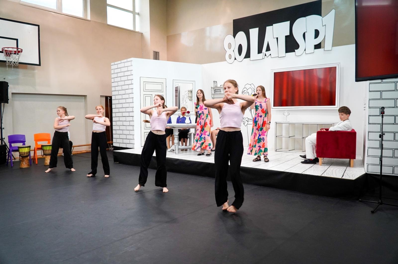 Zdjęcie w galerii na portalu naszraciborz.pl: Dobra szkoła się nie starzeje, tylko dojrzewa. 80-lecie SP 1 na Ostrogu i miejskie zakończenie roku szkolnego wiadomości z regionu