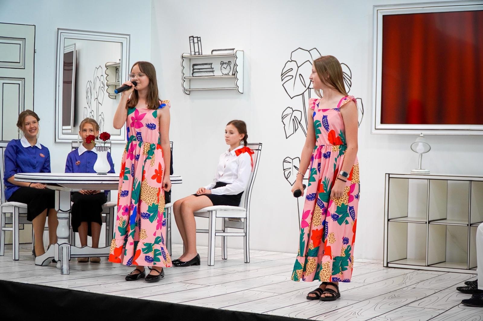 Zdjęcie w galerii na portalu naszraciborz.pl: Dobra szkoła się nie starzeje, tylko dojrzewa. 80-lecie SP 1 na Ostrogu i miejskie zakończenie roku szkolnego wiadomości z regionu