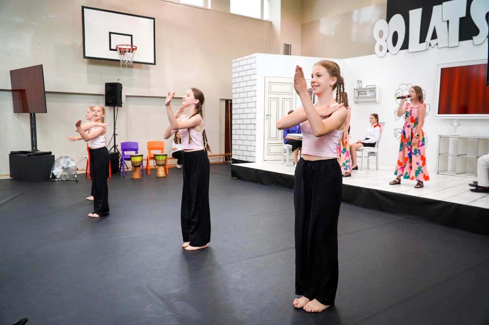 Zdjęcie w galerii na portalu naszraciborz.pl: Dobra szkoła się nie starzeje, tylko dojrzewa. 80-lecie SP 1 na Ostrogu i miejskie zakończenie roku szkolnego wiadomości z regionu