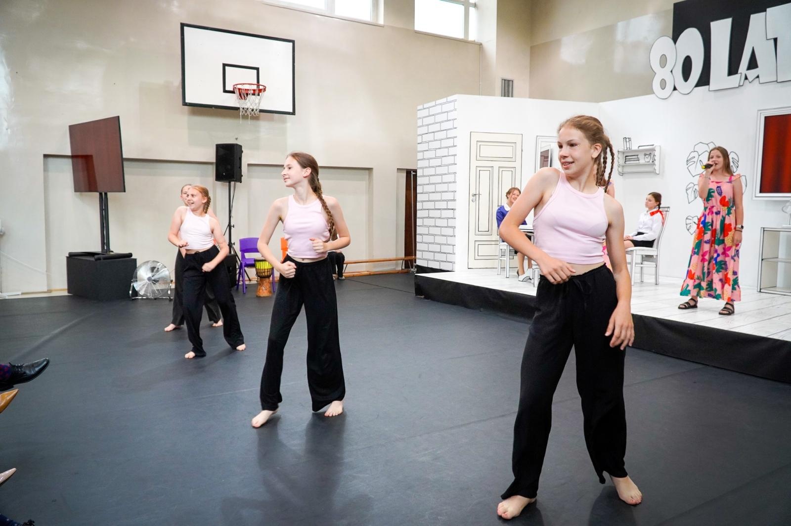 Zdjęcie w galerii na portalu naszraciborz.pl: Dobra szkoła się nie starzeje, tylko dojrzewa. 80-lecie SP 1 na Ostrogu i miejskie zakończenie roku szkolnego wiadomości z regionu