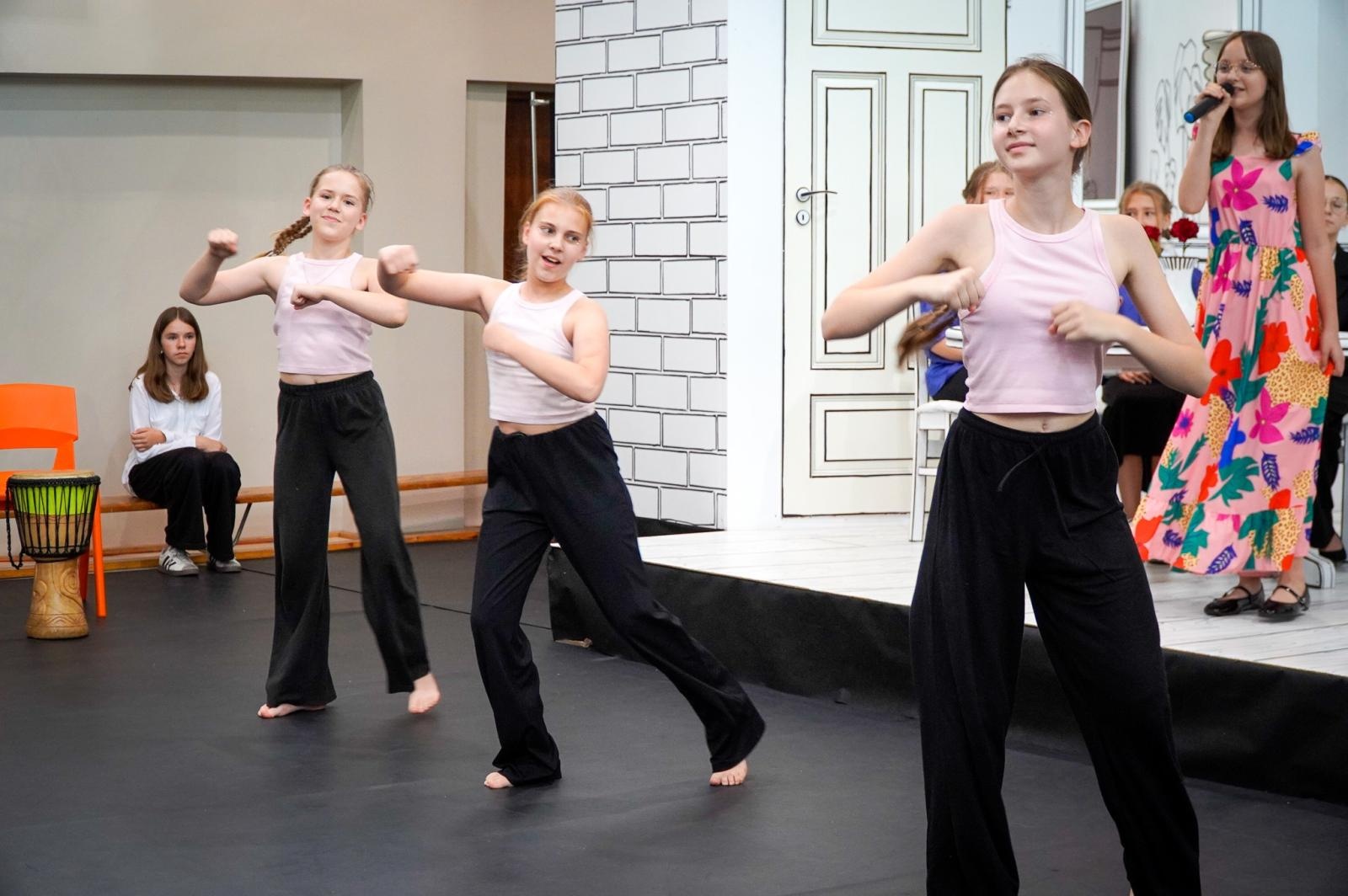 Zdjęcie w galerii na portalu naszraciborz.pl: Dobra szkoła się nie starzeje, tylko dojrzewa. 80-lecie SP 1 na Ostrogu i miejskie zakończenie roku szkolnego wiadomości z regionu