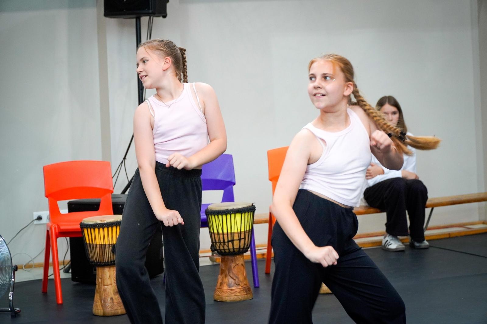 Zdjęcie w galerii na portalu naszraciborz.pl: Dobra szkoła się nie starzeje, tylko dojrzewa. 80-lecie SP 1 na Ostrogu i miejskie zakończenie roku szkolnego wiadomości z regionu