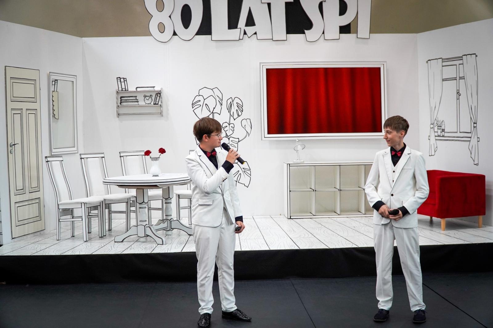 Zdjęcie w galerii na portalu naszraciborz.pl: Dobra szkoła się nie starzeje, tylko dojrzewa. 80-lecie SP 1 na Ostrogu i miejskie zakończenie roku szkolnego wiadomości z regionu