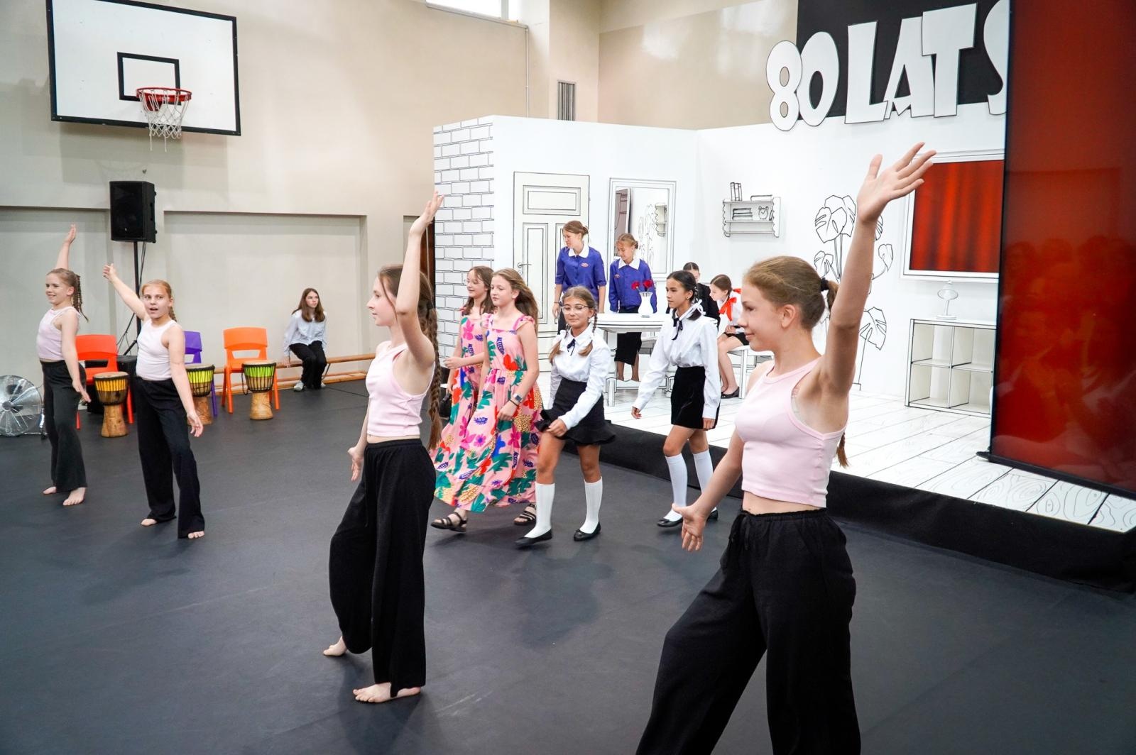 Zdjęcie w galerii na portalu naszraciborz.pl: Dobra szkoła się nie starzeje, tylko dojrzewa. 80-lecie SP 1 na Ostrogu i miejskie zakończenie roku szkolnego wiadomości z regionu