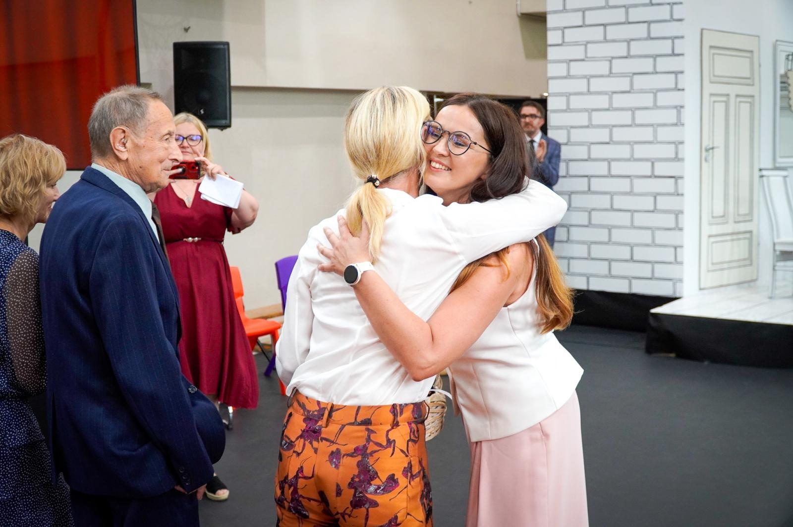 Zdjęcie w galerii na portalu naszraciborz.pl: Dobra szkoła się nie starzeje, tylko dojrzewa. 80-lecie SP 1 na Ostrogu i miejskie zakończenie roku szkolnego wiadomości z regionu