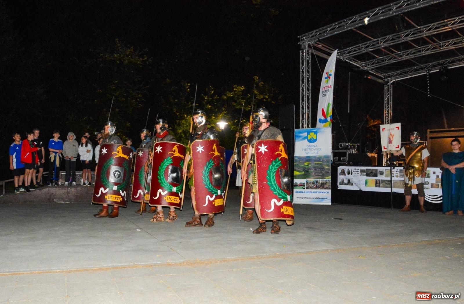 Zdjęcie w galerii na portalu naszraciborz.pl: Legioniści rzymscy w Kornicach. Historia i zabawa do późna w nocy na miejscowej plaży [FOTO i WIDEO] wiadomości z regionu