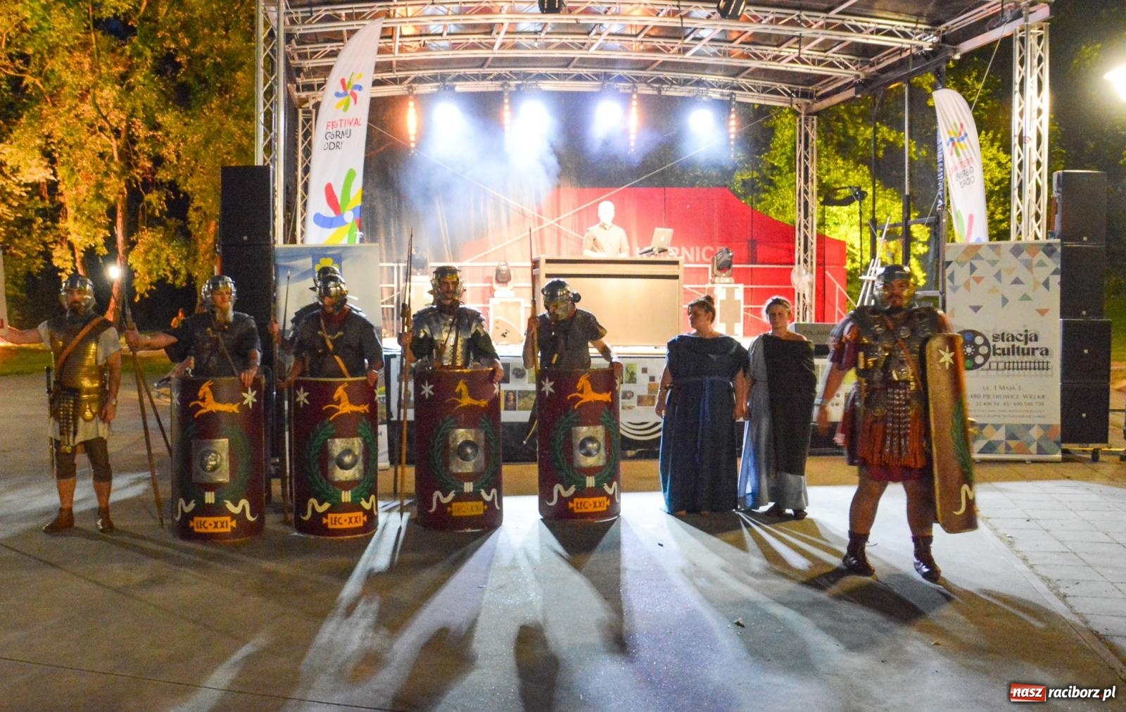 Zdjęcie w galerii na portalu naszraciborz.pl: Legioniści rzymscy w Kornicach. Historia i zabawa do późna w nocy na miejscowej plaży [FOTO i WIDEO] wiadomości z regionu