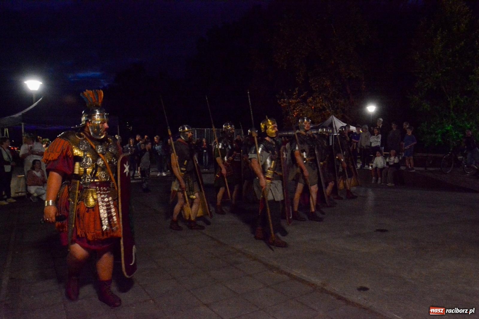 Zdjęcie w galerii na portalu naszraciborz.pl: Legioniści rzymscy w Kornicach. Historia i zabawa do późna w nocy na miejscowej plaży [FOTO i WIDEO] wiadomości z regionu