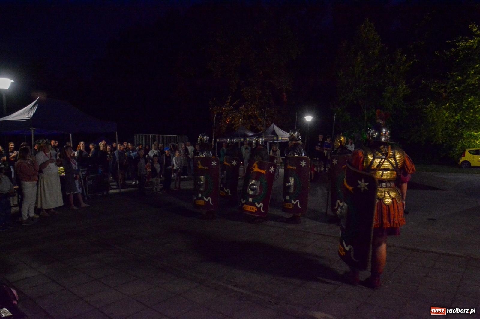 Zdjęcie w galerii na portalu naszraciborz.pl: Legioniści rzymscy w Kornicach. Historia i zabawa do późna w nocy na miejscowej plaży [FOTO i WIDEO] wiadomości z regionu