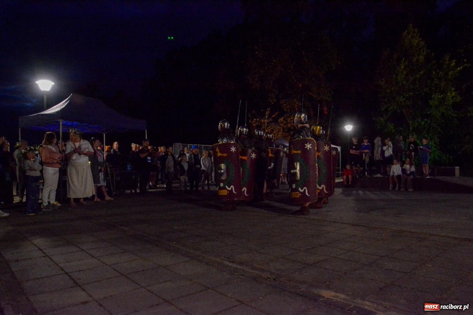 Zdjęcie w galerii na portalu naszraciborz.pl: Legioniści rzymscy w Kornicach. Historia i zabawa do późna w nocy na miejscowej plaży [FOTO i WIDEO] wiadomości z regionu