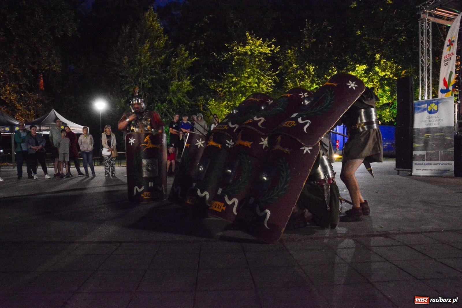 Zdjęcie w galerii na portalu naszraciborz.pl: Legioniści rzymscy w Kornicach. Historia i zabawa do późna w nocy na miejscowej plaży [FOTO i WIDEO] wiadomości z regionu