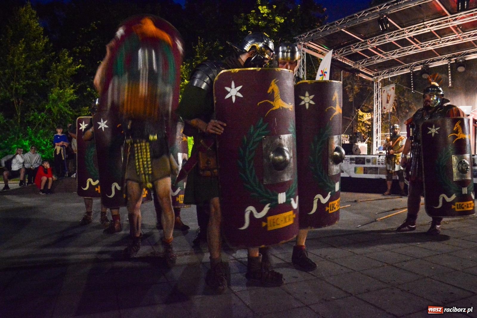 Zdjęcie w galerii na portalu naszraciborz.pl: Legioniści rzymscy w Kornicach. Historia i zabawa do późna w nocy na miejscowej plaży [FOTO i WIDEO] wiadomości z regionu