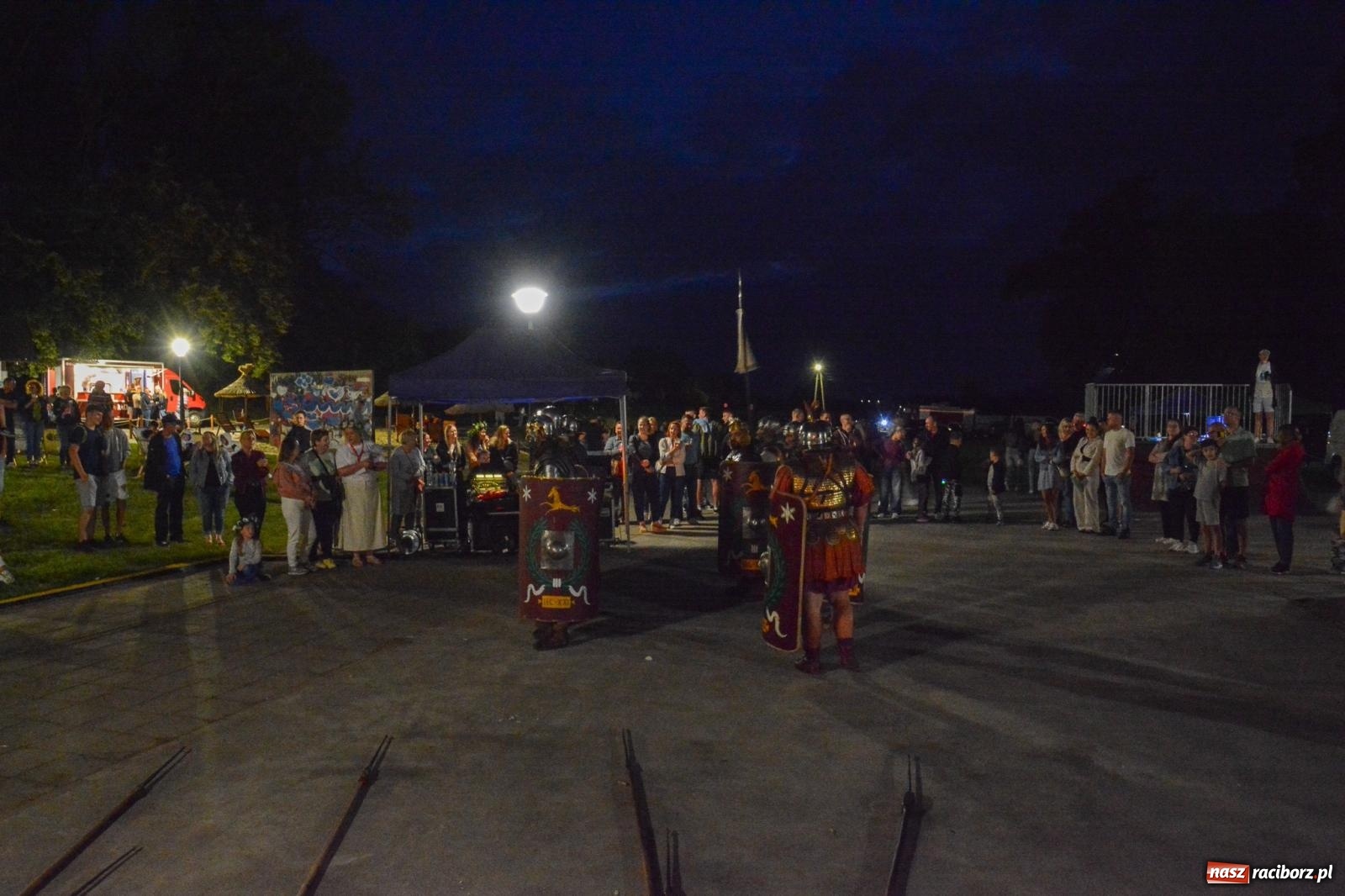 Zdjęcie w galerii na portalu naszraciborz.pl: Legioniści rzymscy w Kornicach. Historia i zabawa do późna w nocy na miejscowej plaży [FOTO i WIDEO] wiadomości z regionu