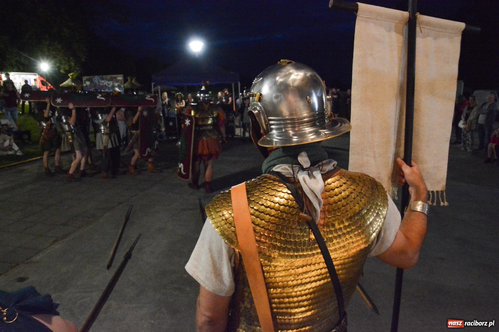 Zdjęcie w galerii na portalu naszraciborz.pl: Legioniści rzymscy w Kornicach. Historia i zabawa do późna w nocy na miejscowej plaży [FOTO i WIDEO] wiadomości z regionu