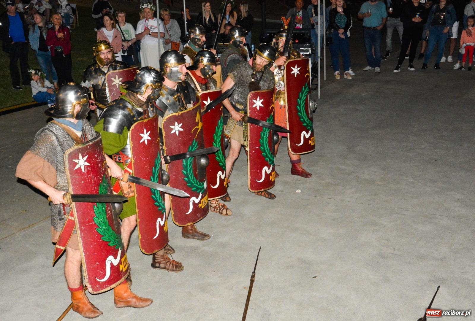 Zdjęcie w galerii na portalu naszraciborz.pl: Legioniści rzymscy w Kornicach. Historia i zabawa do późna w nocy na miejscowej plaży [FOTO i WIDEO] wiadomości z regionu