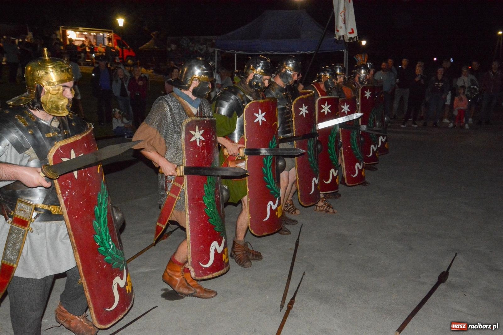 Zdjęcie w galerii na portalu naszraciborz.pl: Legioniści rzymscy w Kornicach. Historia i zabawa do późna w nocy na miejscowej plaży [FOTO i WIDEO] wiadomości z regionu
