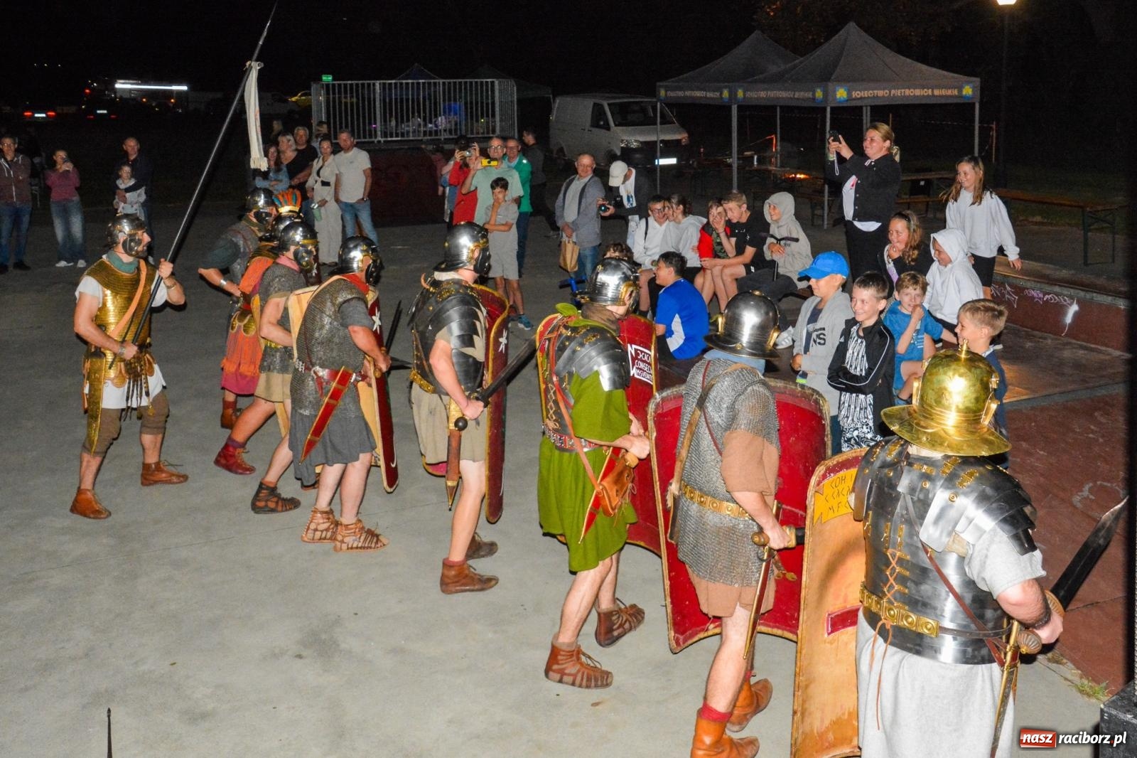 Zdjęcie w galerii na portalu naszraciborz.pl: Legioniści rzymscy w Kornicach. Historia i zabawa do późna w nocy na miejscowej plaży [FOTO i WIDEO] wiadomości z regionu