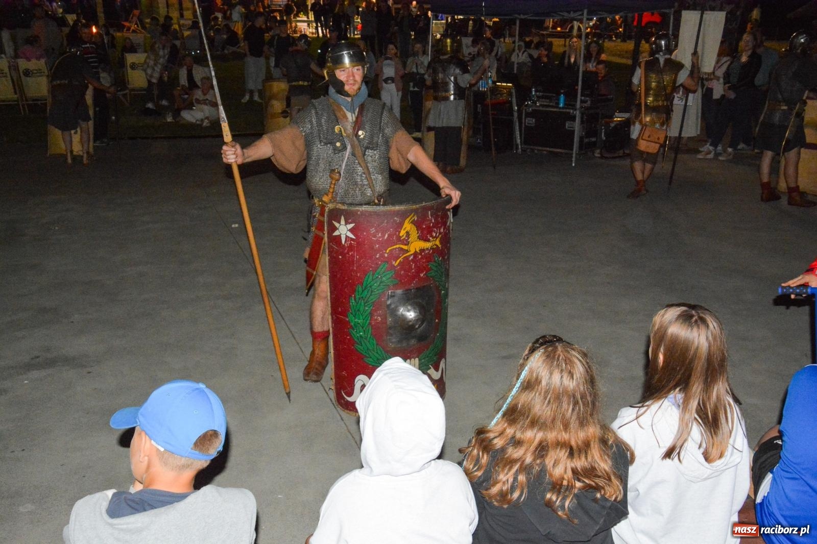 Zdjęcie w galerii na portalu naszraciborz.pl: Legioniści rzymscy w Kornicach. Historia i zabawa do późna w nocy na miejscowej plaży [FOTO i WIDEO] wiadomości z regionu