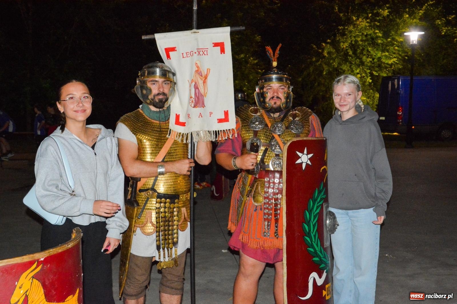 Zdjęcie w galerii na portalu naszraciborz.pl: Legioniści rzymscy w Kornicach. Historia i zabawa do późna w nocy na miejscowej plaży [FOTO i WIDEO] wiadomości z regionu