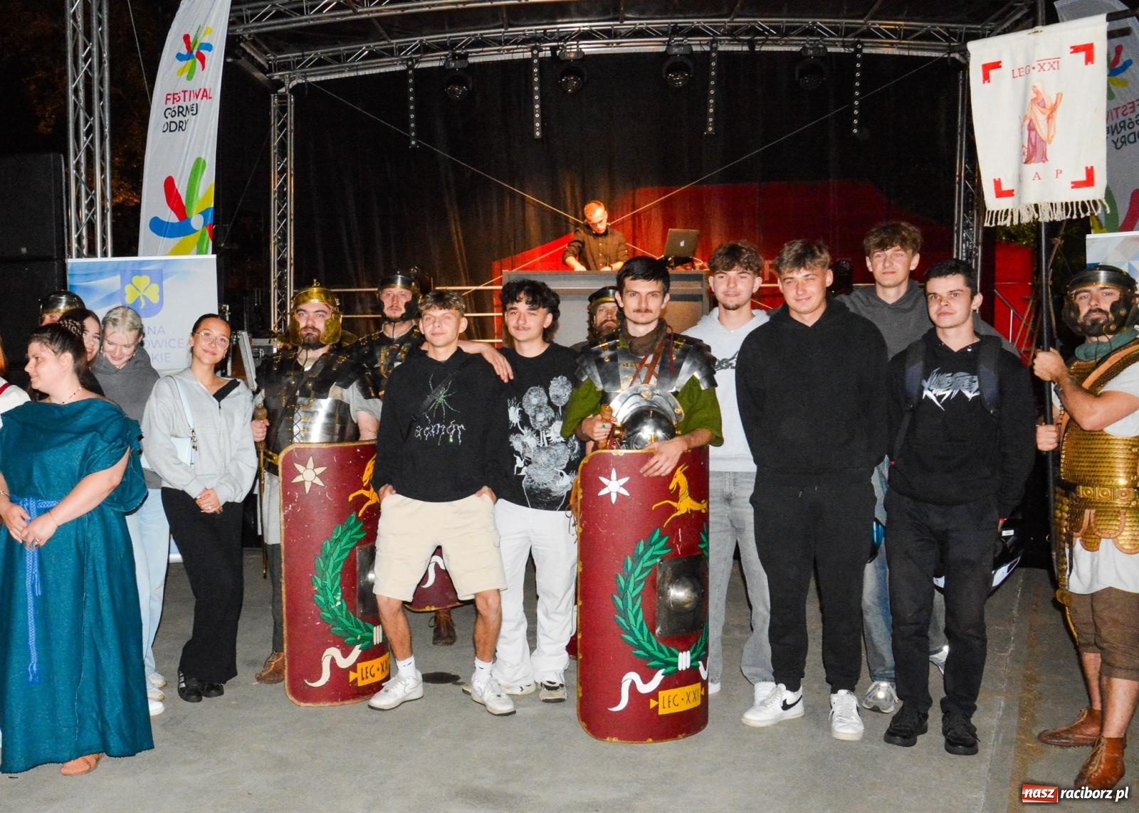 Zdjęcie w galerii na portalu naszraciborz.pl: Legioniści rzymscy w Kornicach. Historia i zabawa do późna w nocy na miejscowej plaży [FOTO i WIDEO] wiadomości z regionu