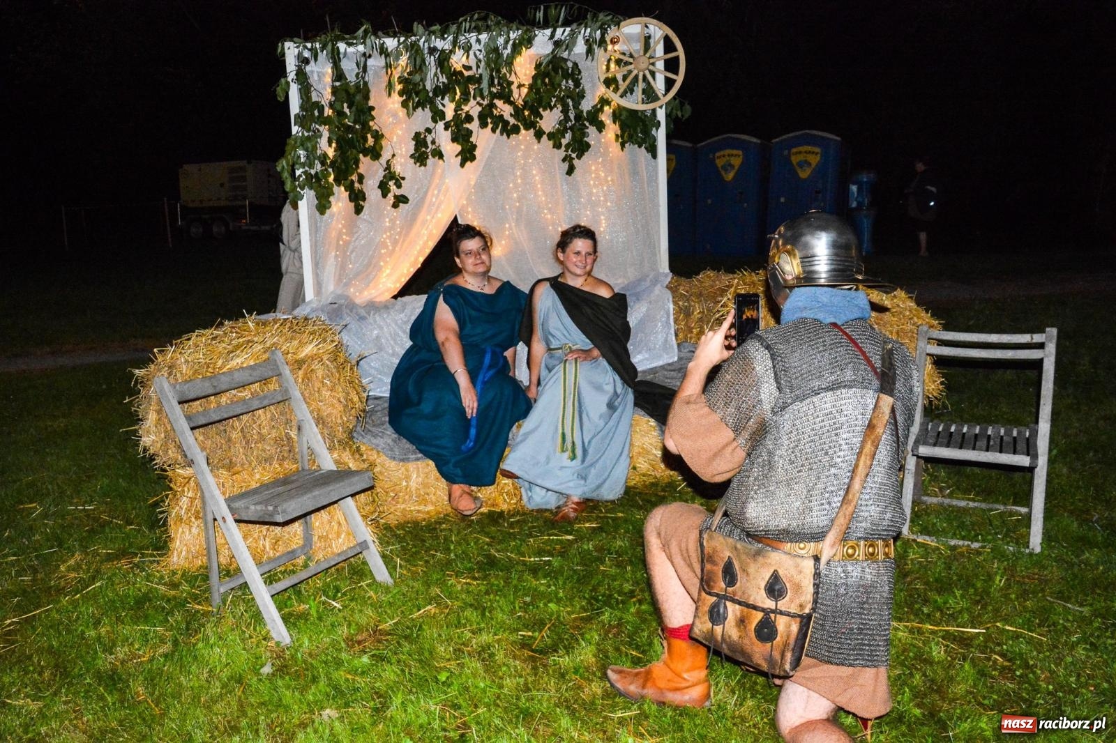 Zdjęcie w galerii na portalu naszraciborz.pl: Legioniści rzymscy w Kornicach. Historia i zabawa do późna w nocy na miejscowej plaży [FOTO i WIDEO] wiadomości z regionu