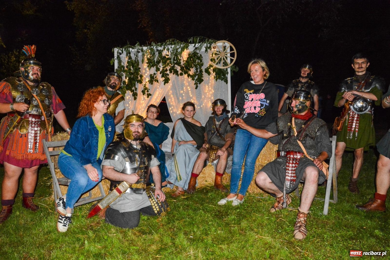 Zdjęcie w galerii na portalu naszraciborz.pl: Legioniści rzymscy w Kornicach. Historia i zabawa do późna w nocy na miejscowej plaży [FOTO i WIDEO] wiadomości z regionu