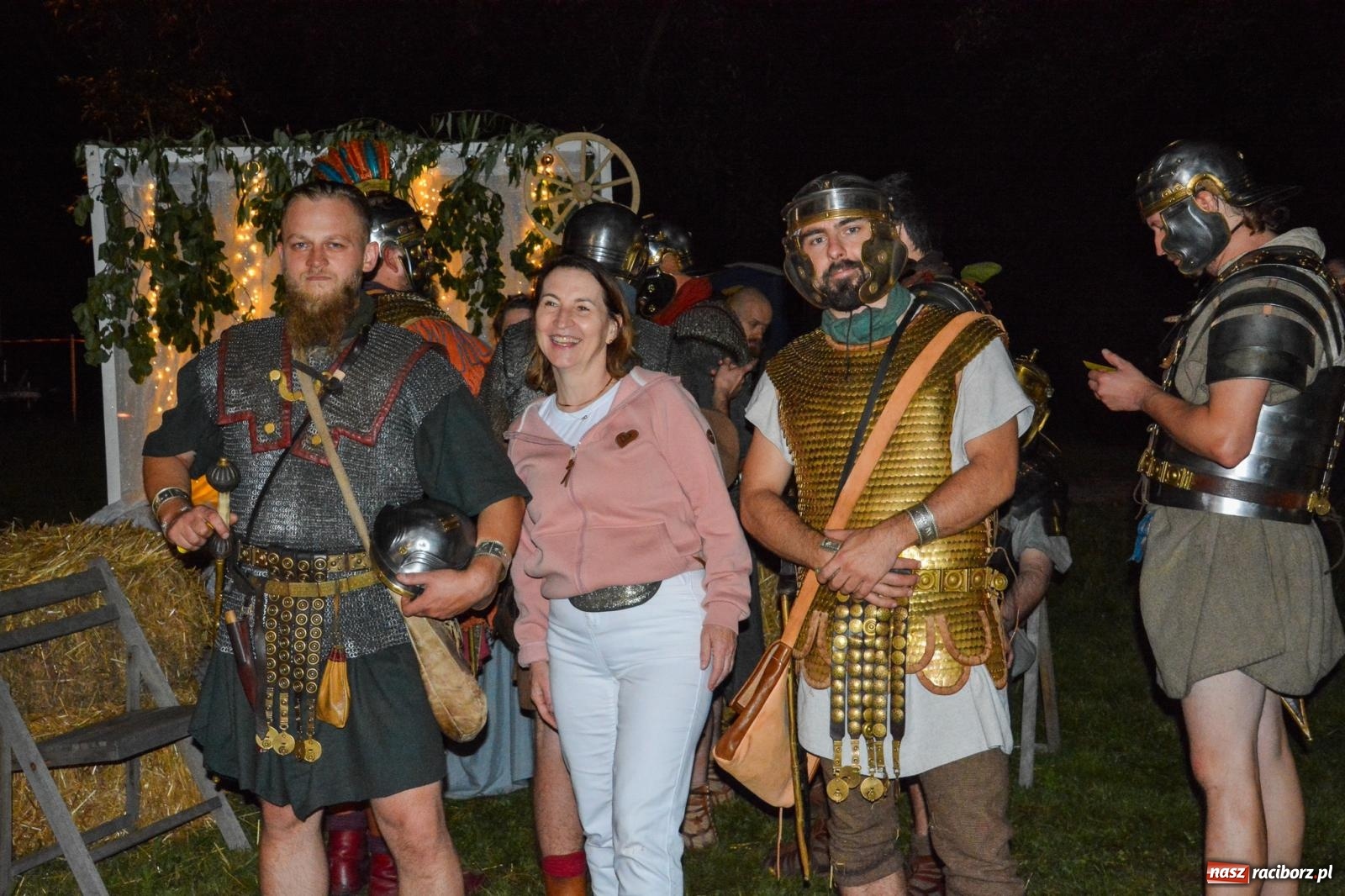 Zdjęcie w galerii na portalu naszraciborz.pl: Legioniści rzymscy w Kornicach. Historia i zabawa do późna w nocy na miejscowej plaży [FOTO i WIDEO] wiadomości z regionu