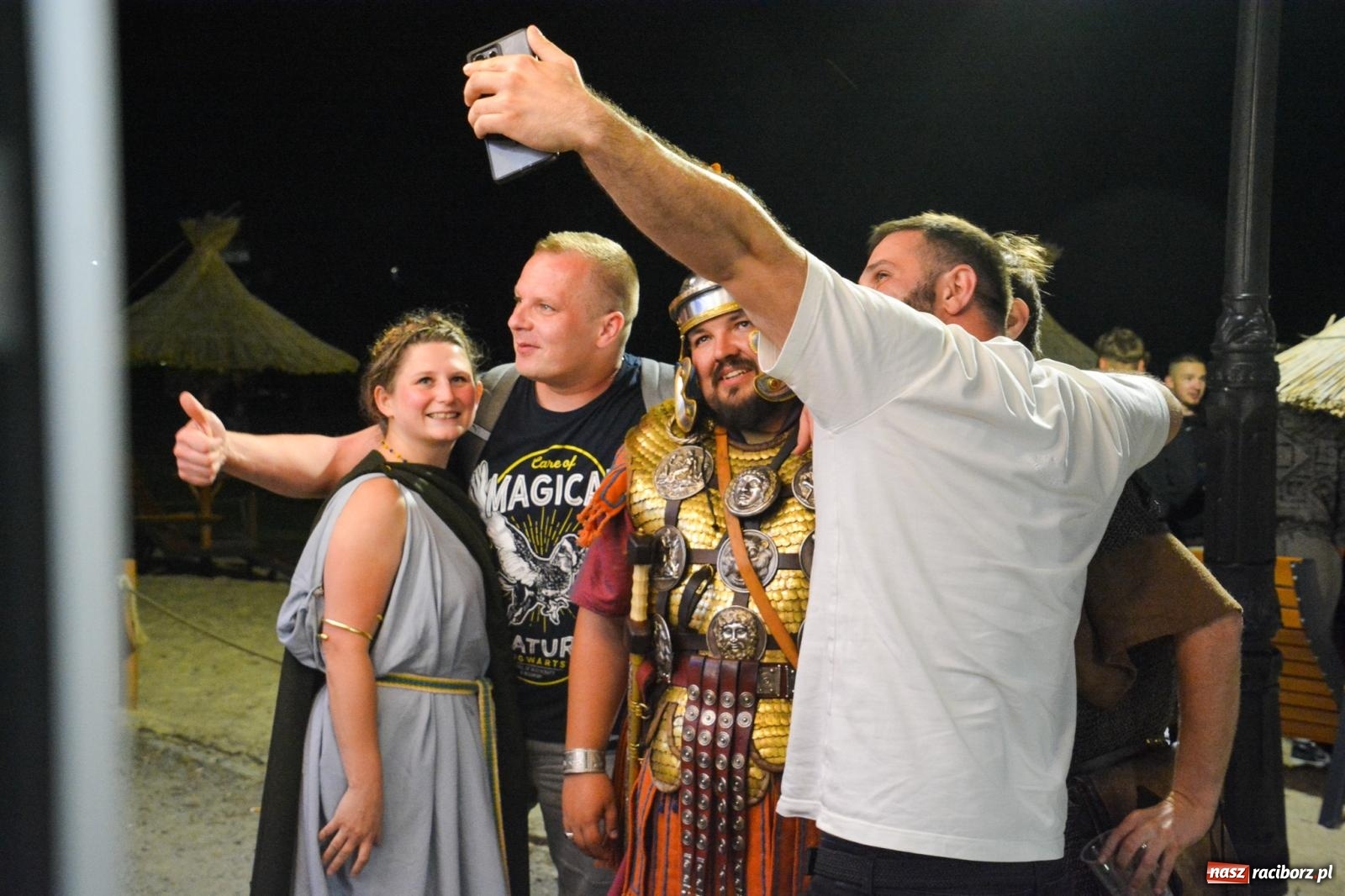 Zdjęcie w galerii na portalu naszraciborz.pl: Legioniści rzymscy w Kornicach. Historia i zabawa do późna w nocy na miejscowej plaży [FOTO i WIDEO] wiadomości z regionu
