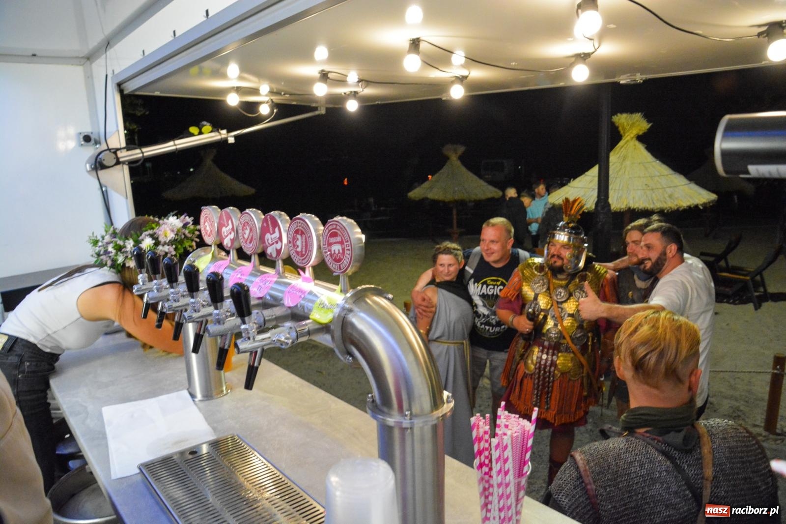 Zdjęcie w galerii na portalu naszraciborz.pl: Legioniści rzymscy w Kornicach. Historia i zabawa do późna w nocy na miejscowej plaży [FOTO i WIDEO] wiadomości z regionu