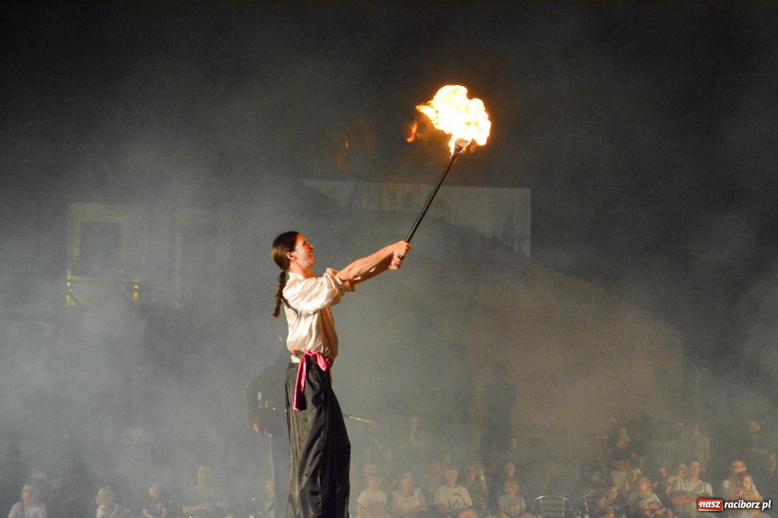 Zdjęcie w galerii na portalu naszraciborz.pl: Noc teatru i ognia na Zamku Piastowskim w Raciborzu [FOTO i WIDEO] wiadomości z regionu