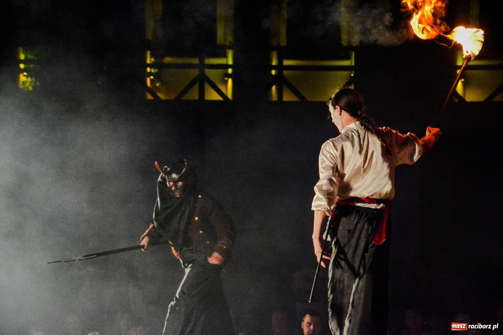 Zdjęcie w galerii na portalu naszraciborz.pl: Noc teatru i ognia na Zamku Piastowskim w Raciborzu [FOTO i WIDEO] wiadomości z regionu