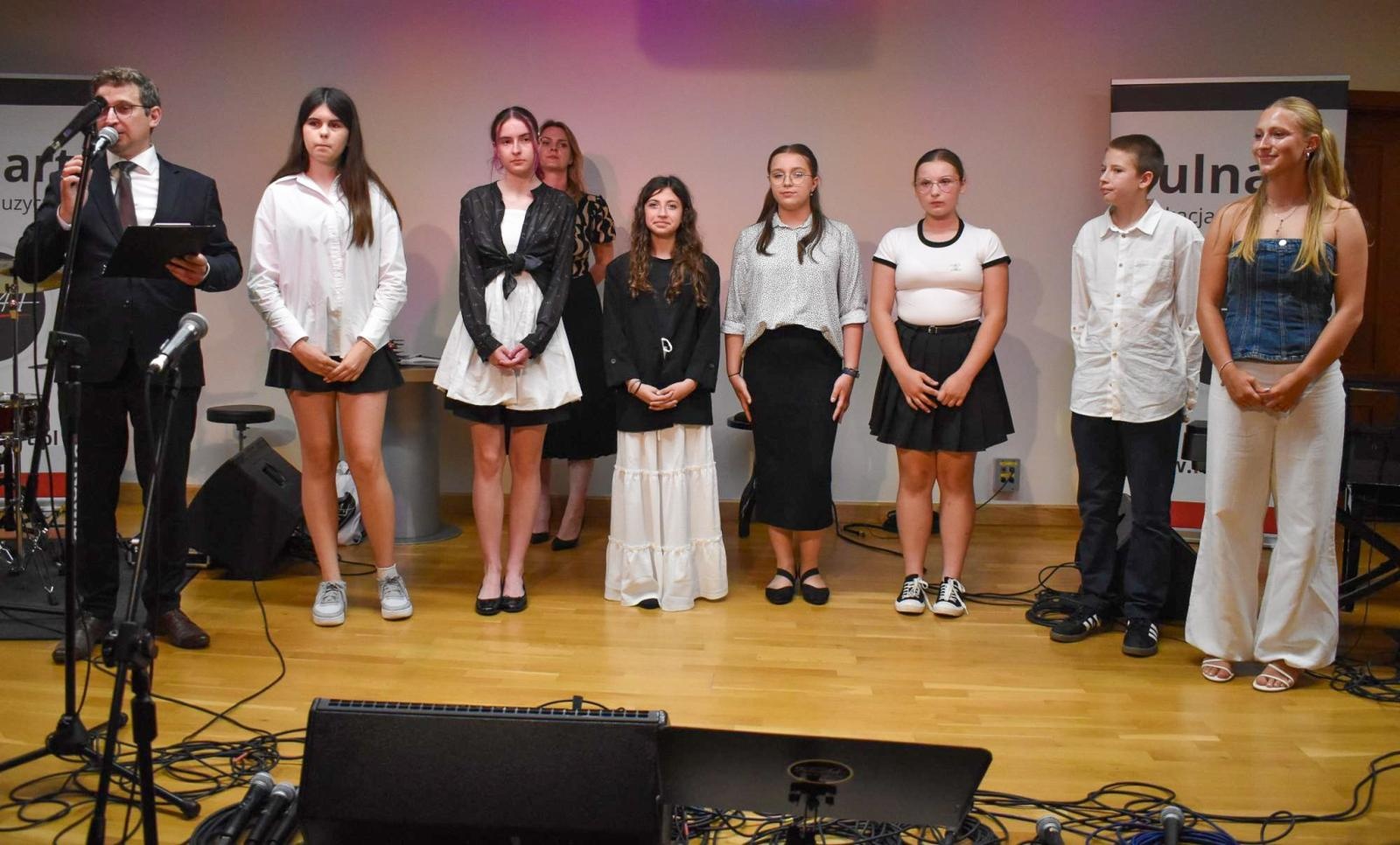Zdjęcie w galerii na portalu naszraciborz.pl: Muzyczny finał roku szkolnego. Uczniowie Fulnart z koncertem na Zamku Piastowskim wiadomości z regionu