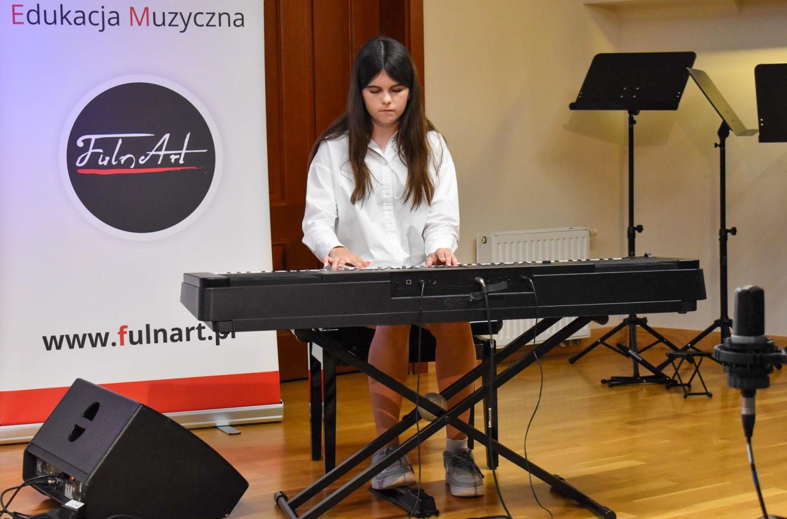 Zdjęcie w galerii na portalu naszraciborz.pl: Muzyczny finał roku szkolnego. Uczniowie Fulnart z koncertem na Zamku Piastowskim wiadomości z regionu