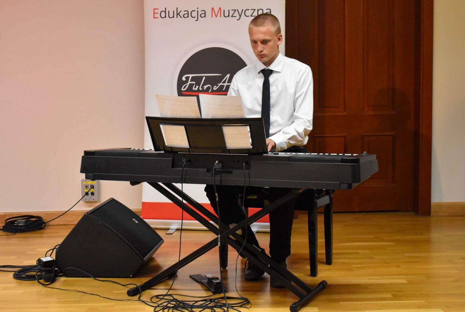 Zdjęcie w galerii na portalu naszraciborz.pl: Muzyczny finał roku szkolnego. Uczniowie Fulnart z koncertem na Zamku Piastowskim wiadomości z regionu