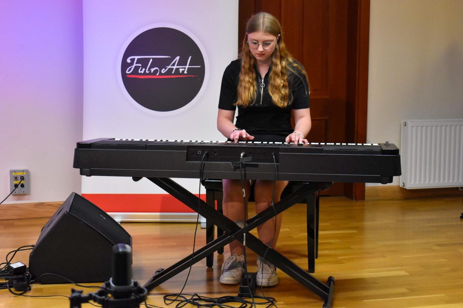 Zdjęcie w galerii na portalu naszraciborz.pl: Muzyczny finał roku szkolnego. Uczniowie Fulnart z koncertem na Zamku Piastowskim wiadomości z regionu