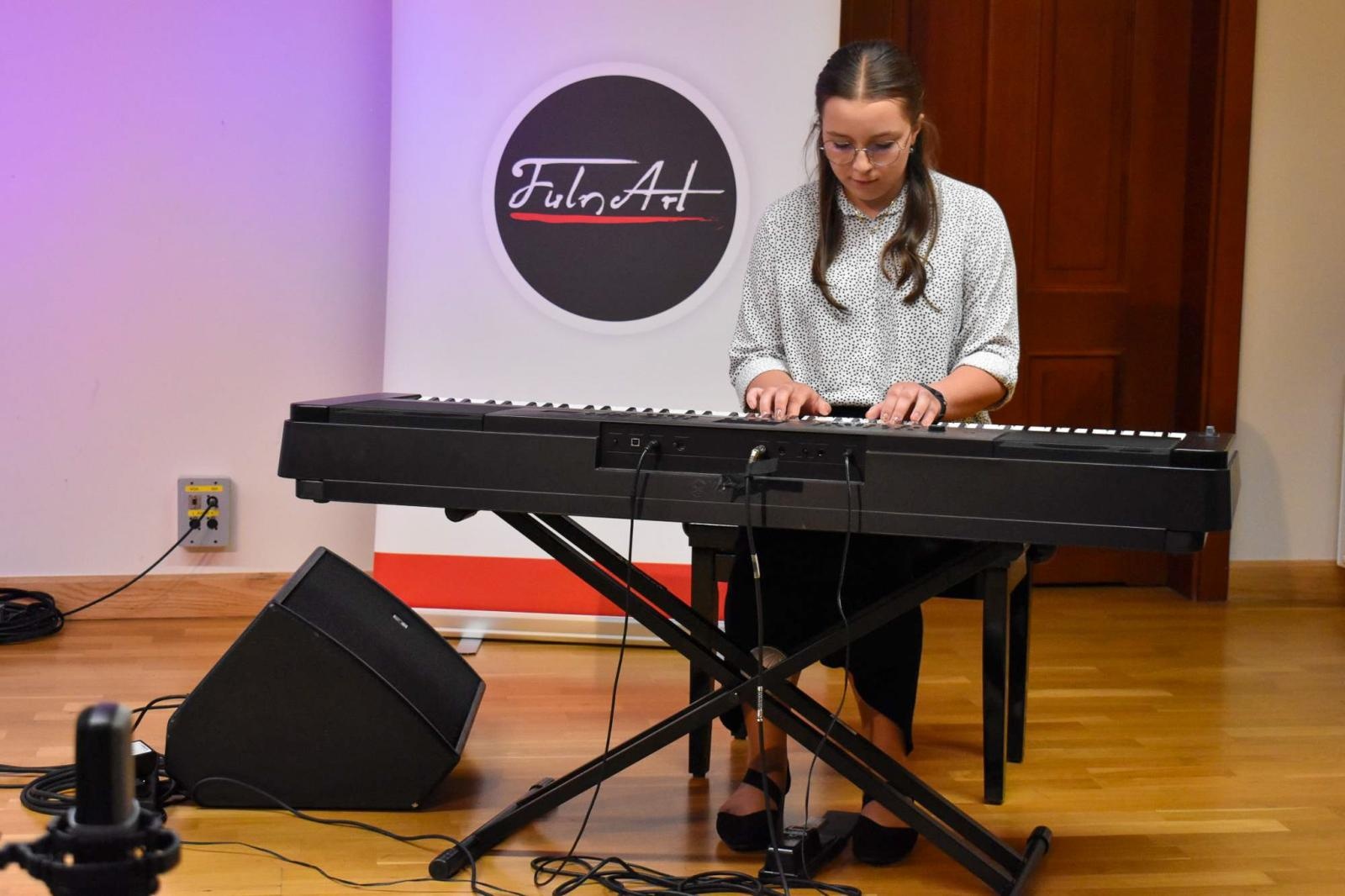 Zdjęcie w galerii na portalu naszraciborz.pl: Muzyczny finał roku szkolnego. Uczniowie Fulnart z koncertem na Zamku Piastowskim wiadomości z regionu