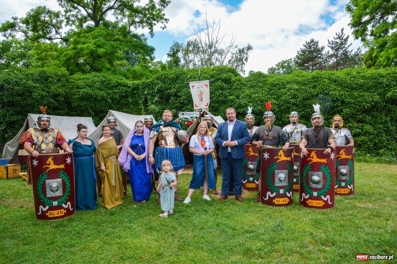 Zdjęcie w galerii na portalu naszraciborz.pl: Pływadła 2025 wypłynęły spod raciborskiego zamku. Viadrus i Chrobry symbolami Odry oraz I Misteria Piastorum na zamku wiadomości z regionu