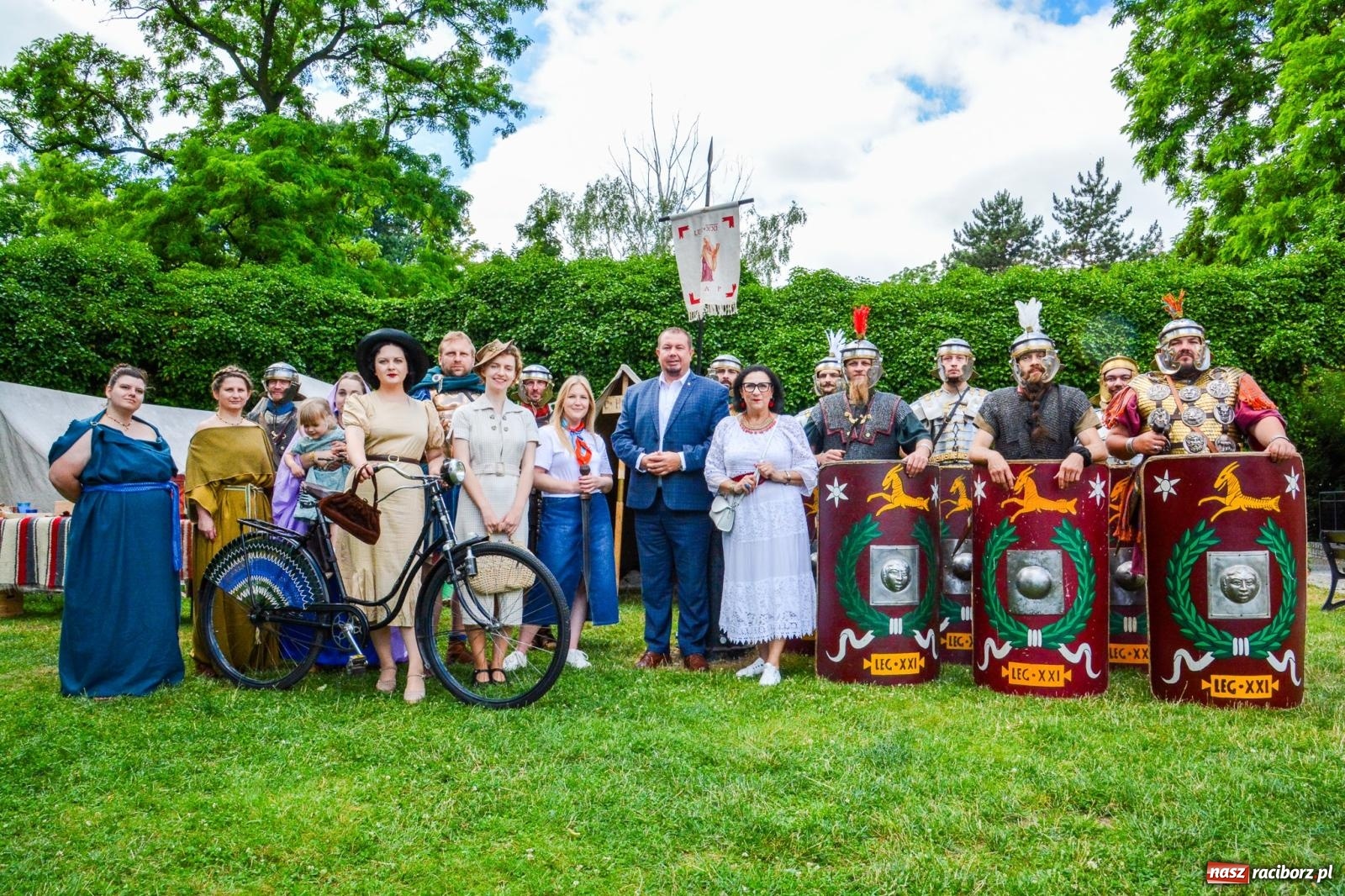 Zdjęcie w galerii na portalu naszraciborz.pl: Pływadła 2025 wypłynęły spod raciborskiego zamku. Viadrus i Chrobry symbolami Odry oraz I Misteria Piastorum na zamku wiadomości z regionu