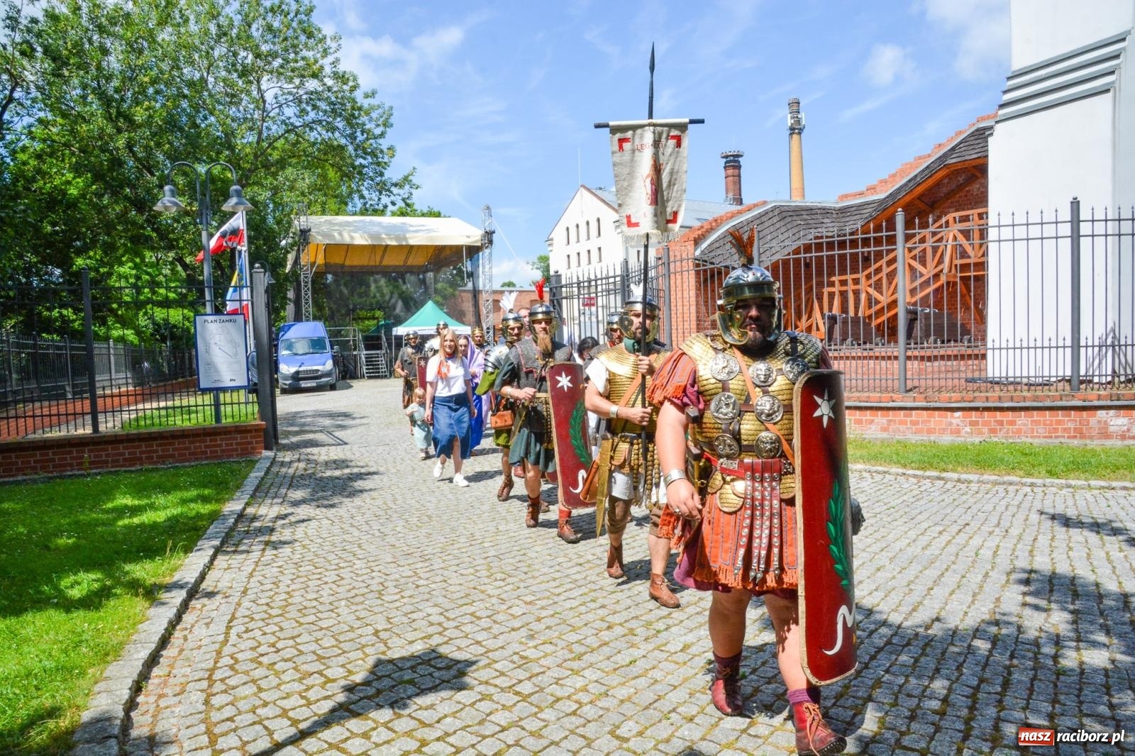 Zdjęcie w galerii na portalu naszraciborz.pl: Pływadła 2025 wypłynęły spod raciborskiego zamku. Viadrus i Chrobry symbolami Odry oraz I Misteria Piastorum na zamku wiadomości z regionu