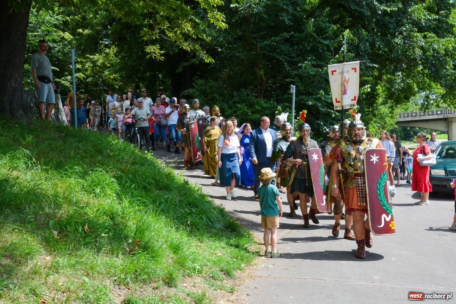 Zdjęcie w galerii na portalu naszraciborz.pl: Pływadła 2025 wypłynęły spod raciborskiego zamku. Viadrus i Chrobry symbolami Odry oraz I Misteria Piastorum na zamku wiadomości z regionu